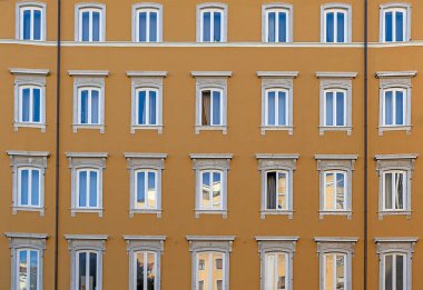 Kapalı cam pencereli eski bir yapı taşı cephesi