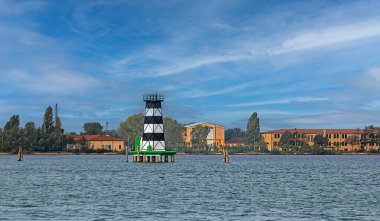 Venedik 'teki eski deniz feneri açık denizde. 