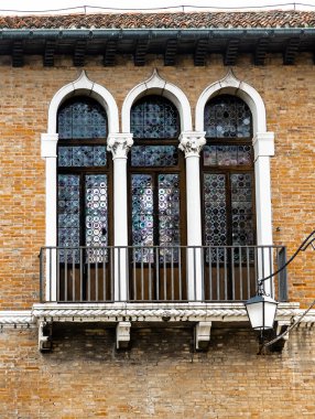 Duvarın dış cephesinde uzun kapalı pencereler