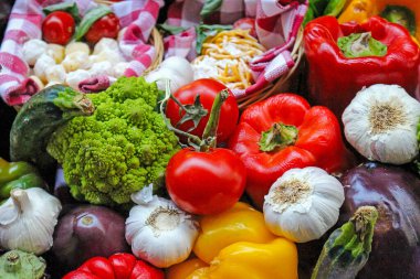 Dışarıdaki markette renkli çiğ organik sebze yığını.