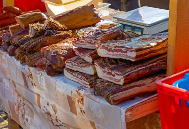 Yerel bir markette satılan organik ev yapımı kurutulmuş domuz pastırması.