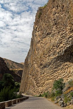 Taş duvarlı dağlarda dar yol geçidi