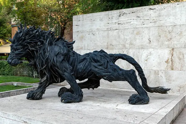 Erivan, Ermenistan - 10 Ağustos 2023: Sanatçı Ji Yong tarafından Ermenistan 'da yapılan çağdaş plastik aslan heykeli