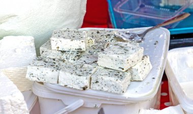 Yenilebilir küf kültürü olan mavi peynir dışarıda bir markette satılıyor. 