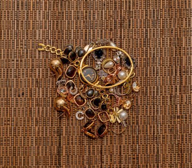 Büyük bir yığın altın kadın mücevher aksesuarı.