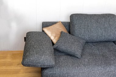 Koltuk mobilyalarının köşesinde yumuşak renkli yastıklar.