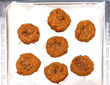 Fırından taze tatlı kurabiyeler çıkarılmış metal teneke kutu.