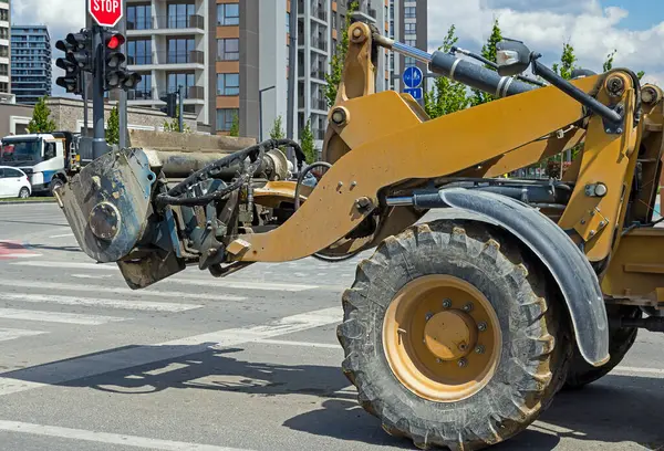 Şehir caddesinde öndeki yükleme endüstrisi inşaat makinesi