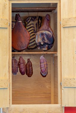 Tütsühanede asılı organik ev yapımı şarküteri eti