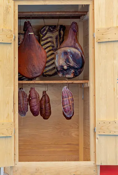 Tütsühanede asılı organik ev yapımı şarküteri eti