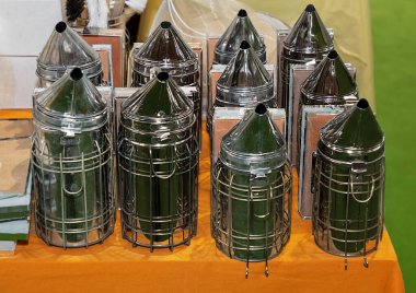 Bal arılarını sakinleştirmek için arıcılık için kullanılan gümüş metal sigara içici alet.