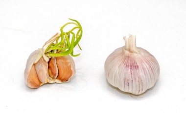 Sarımsaklı sebzeler farklı aşamalarda bembeyaz olur.