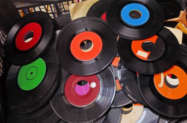 Sokak pazarında satılan boş renkli vinil plak yığını