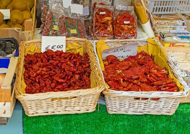 Dışarıda bir pazar yerinde organik İtalyan domatesleri satılıyor.