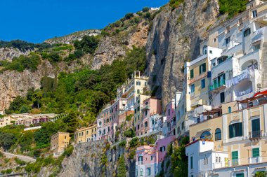 İtalya 'daki Positano adasının tepesinde eski geleneksel evler mimarisi