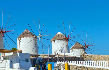 Yunanistan 'ın Mykonos adasındaki eski evler ve yel değirmenleri