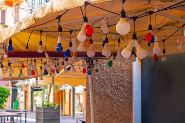 Tavana asılı dekoratif renkli elektrik ampulleri