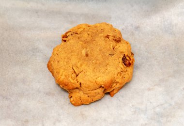 Tek pişmiş tereyağlı kurabiye.