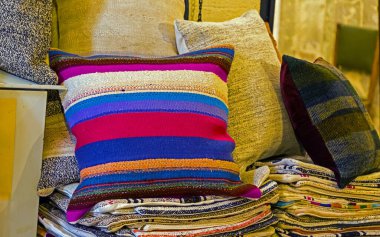 Evin içinde dekoratif renkli yastıklar ve battaniyeler var.