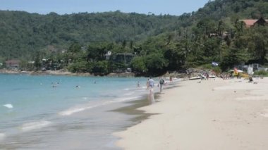 Tayland, Phuket 'te yaz tatili tatilinde yeşil mavi turkuaz renk denizi olan beyaz kumsal. Doğal yaz deniz manzarası