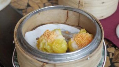 Lokantada Çin Dim Sum buğulaması yemek için çubuk kullanmak. Çin lokantasında ünlü suimai.