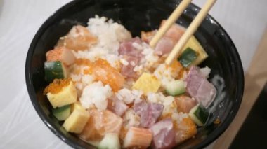 Bara shirashi don yemek için çubuk kullanmak, Japon usulü taze çiğ deniz ürünleri sashimi. Asya usulü Japon yemeği.