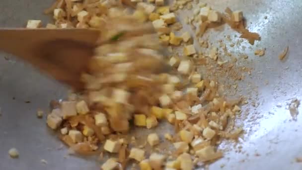 在平底锅里煎豆腐 准备烹调帕台 著名的传统泰国人街头食品 — 图库视频影像