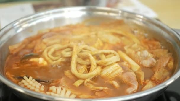 Närbild Ätpinnplockar Fisknudlar Från Koreanska Kimchi Soppa Med Bläckfisk Musslor — Stockvideo