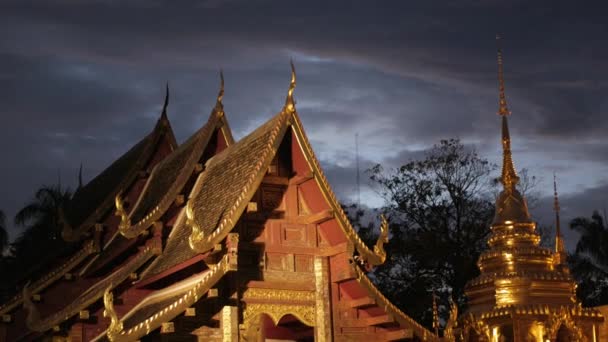 金色の輝きの塔とワット シンガ寺院の本館の美しい景色 チェンマイ タイの東南アジアの生活日没時間 — ストック動画