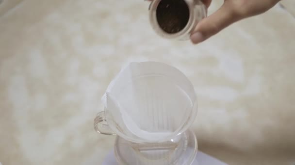 비디오는 아침에 마시기 집에서 커피를 커피를 만들기 종이에 신선하게 모습을 — 비디오