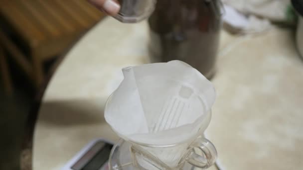 비디오는 아침에 마시기 집에서 커피를 커피를 만들기 종이에 신선하게 모습을 — 비디오