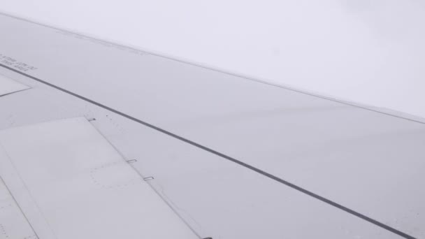 Widok Wnętrza Kabiny Samolotu Podczas Lotu Niebie Przechodzącego Przez Mgłę — Wideo stockowe