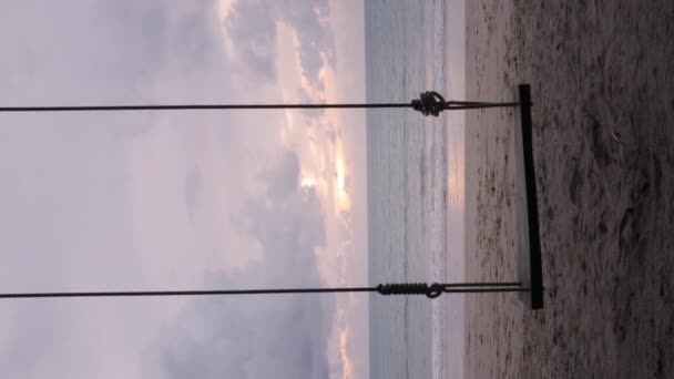 Vídeo Vertical Balanço Perto Praia Areia Branca Com Coqueiro Tailândia — Vídeo de Stock
