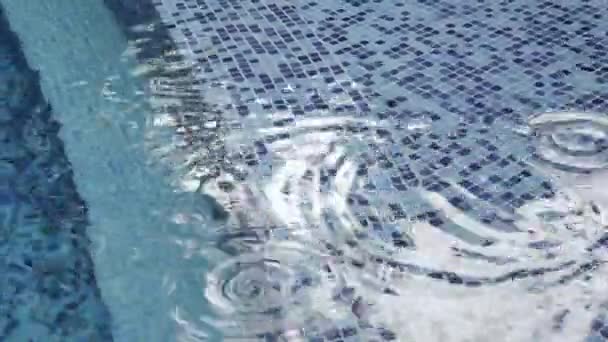 Regendruppels Druppels Vallen Het Oppervlak Van Een Zwembad Close Regendruppel — Stockvideo