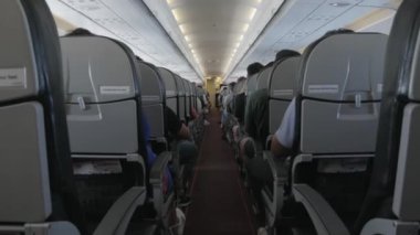 Uçuş sırasında yolcu kabininin içindeki koridor yolu, tatil ulaşımı uçakları.