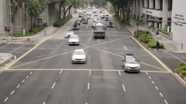 19 Ağustos 2022: Singapur: Singapur şehrinin şehir merkezi ile Singapur kentinin arka planı arasında kesişen asfalt caddesindeki sokak ve trafik manzarası