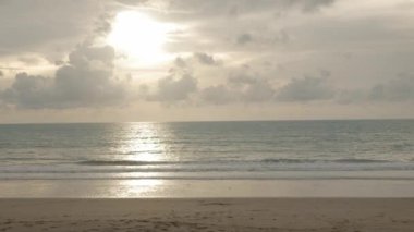 Deniz kıyısı, beyaz kumlu, turkuaz, tropikal su denizli, günbatımı, vanilya gökyüzü, tropikal doğa, yaz manzarası, tatil geçmişi.