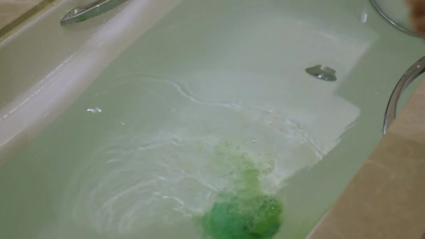 Sıcak Suyla Dolu Küvete Tuz Banyosu Bombası Koymak Banyoyu Rahatlatan — Stok video