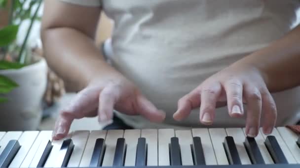 Piyano Klavyesi Çalarken Görünümü Kapat Klasik Müzik Enstrümanı Seçici Odaklanma — Stok video
