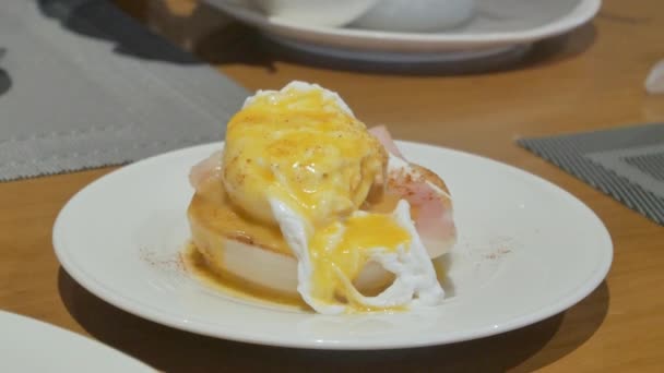 Pomocą Łyżki Widelca Cięcia Jajko Benedict Białej Płycie Zdrowy Posiłek — Wideo stockowe