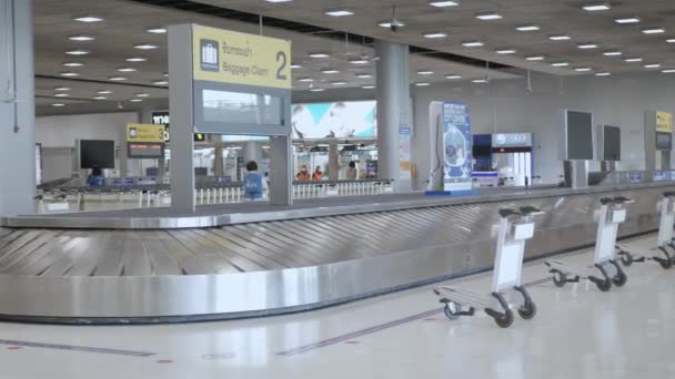 2022年3月24日 バンコク スワンナプーム空港到着ホールターミナル到着ホールターミナルでの荷物受取ベルトでのPov到着荷物の情報を表示 — ストック動画