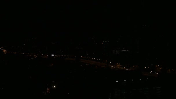深夜のバンコクのスカイラインを高速道路で車と共に眺め — ストック動画