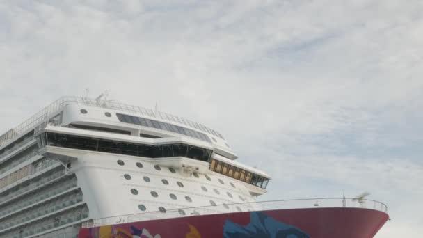 Lage Hoek Uitzicht Het Cruiseschip Met Achtergrond Van Blauwe Lucht — Stockvideo
