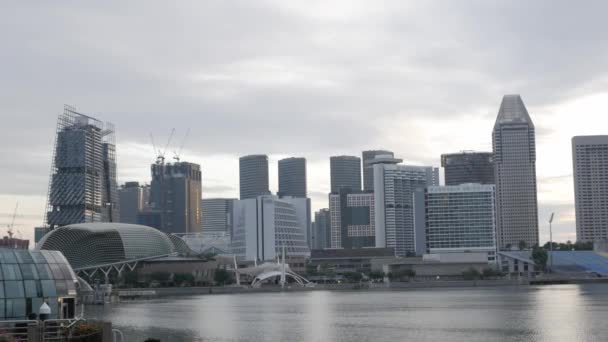 マリーナベイエリアのダウンタウン中心部のシンガポールシティの眺め高層ビジネスホテル金融ビルが多いシンガポールの風景 — ストック動画