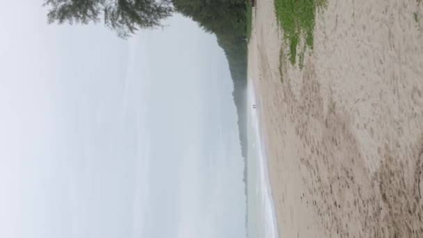 Вертикальне Відео Узбережжя Морського Узбережжя Білий Пісок Гладкий Пляж Бірюзовим — стокове відео