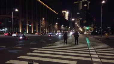 1 Ocak 2020: Tokyo, Japonya: Ginza bölgesindeki kavşağın gece görüşü biraz trafik ve yaya geçişi ile