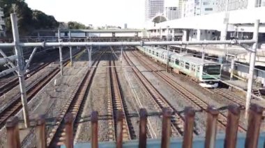 31 Aralık 2019: Tokyo, Japonya: yavaş çekim manzara manzarası yukarıdan Japonya 'ya demiryolu JR tren yolu gündüz vakti demiryolu üzerinde hareket eden trenler. Shinkansen- süper hızlı tren.