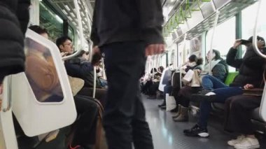 1 Ocak 2020: Tokyo, Japonya: Tokyo 'da metro metrosu içinde kalabalık insanlar, metroda yer altı banliyösü, metroda toplu taşıma