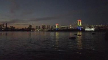 Günbatımı gökyüzü manzarası Tokyo Körfezi üzerinde gökkuşağı köprüsü ve Tokyo şehri arka planda, gün batımı güzel gökyüzü