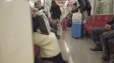 2 Ocak 2022: Tokyo, Japonya: trenin içindeki yavaş çekim görüntüsü trenden platforma bir çok yolcuyla yürürken